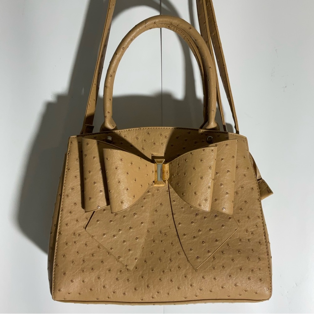 Crossi Woman’s Ostrich Faux Leather Bow Camel Tan Double Pocket Gold Zip Bag - Picture 3 of 16